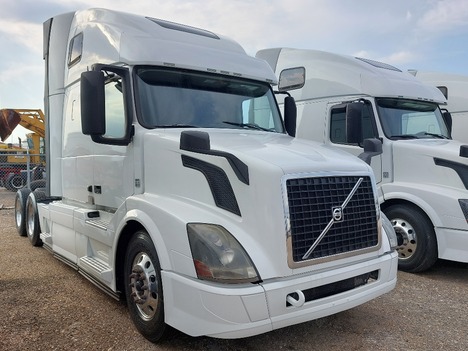 USED 2017 VOLVO VNL64T670 SLEEPER TRUCK #3616-3