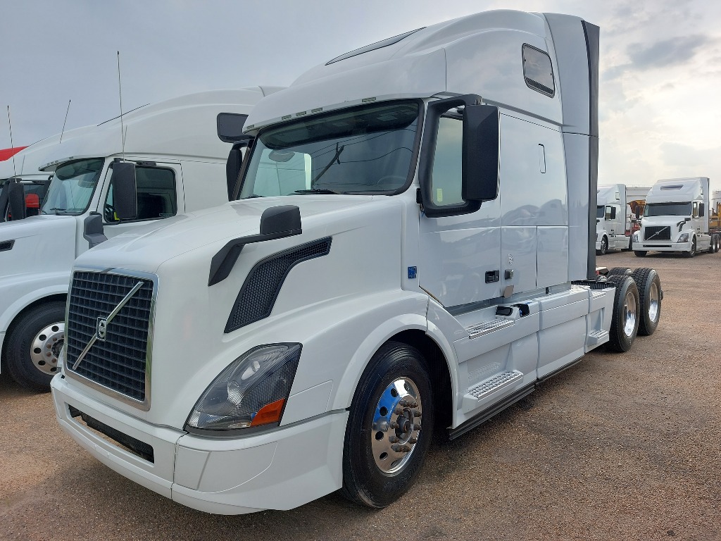 USED 2017 VOLVO VNL64T670 SLEEPER TRUCK #3617