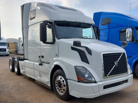 USED 2017 VOLVO VNL64T670 SLEEPER TRUCK #3617-3
