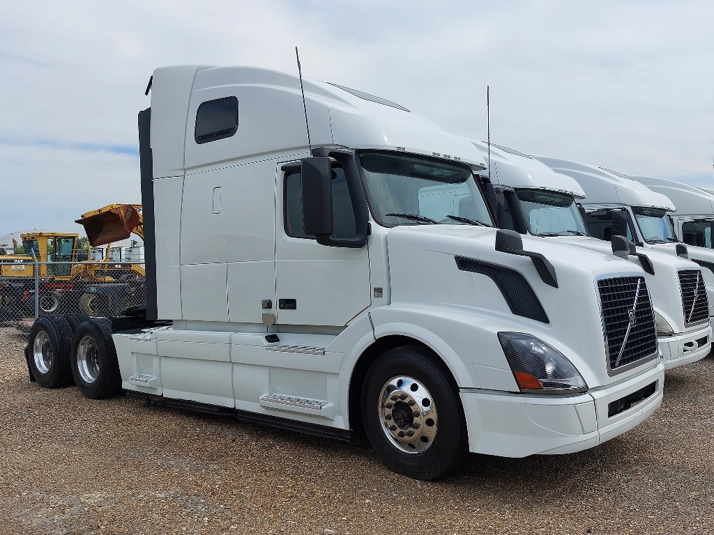 USED 2017 VOLVO VNL64T670 SLEEPER TRUCK #3618