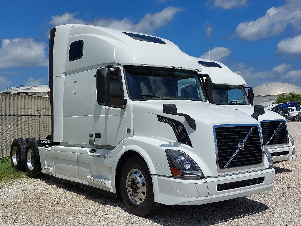 USED 2017 VOLVO VNL64T670 SLEEPER TRUCK #3619