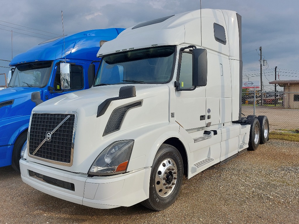 USED 2017 VOLVO VNL64T670 SLEEPER TRUCK #3620