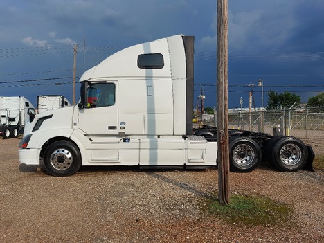 USED 2017 VOLVO VNL64T670 SLEEPER TRUCK #3620-3