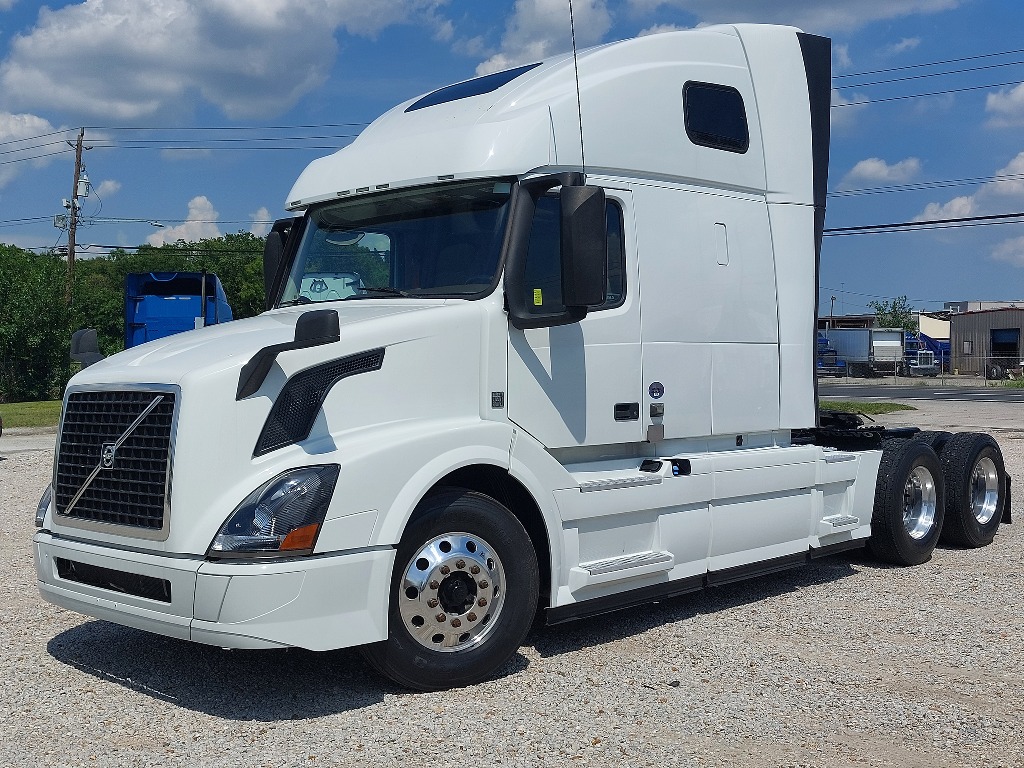 USED 2018 VOLVO VNL64T670 SLEEPER TRUCK #3621
