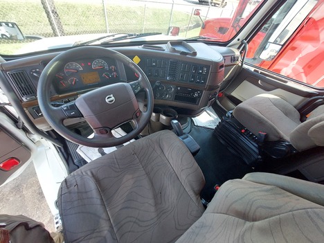 USED 2018 VOLVO VNL64T670 SLEEPER TRUCK #3621-12
