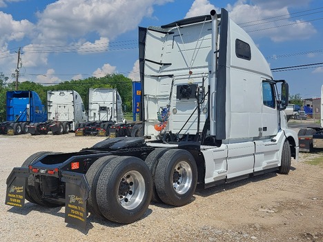 USED 2018 VOLVO VNL64T670 SLEEPER TRUCK #3621-7