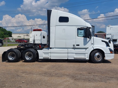 USED 2018 VOLVO VNL64T670 SLEEPER TRUCK #3621-8