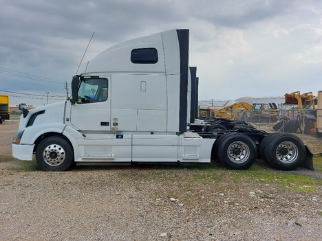 USED 2018 VOLVO VNL64T670 SLEEPER TRUCK #3623-8