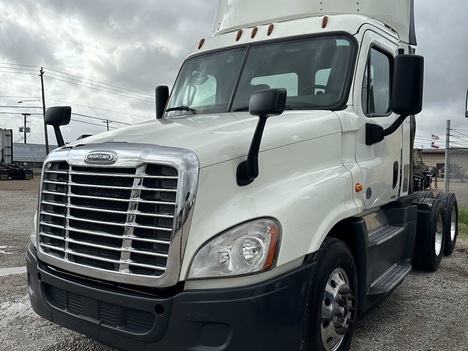 USED 2017 FREIGHTLINER CASCADIA DAYCAB TRUCK #3668-2
