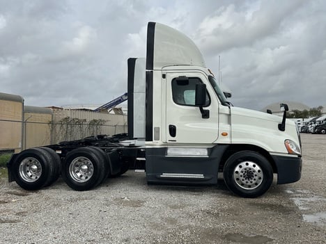 USED 2017 FREIGHTLINER CASCADIA DAYCAB TRUCK #3668-4