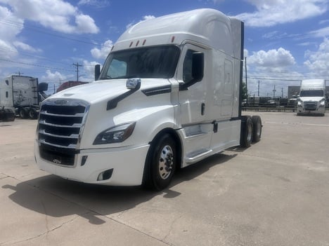 2020 FREIGHTLINER Cascadia Sleeper #3858 2020 FREIGHTLINER Cascadia Sleeper #3858