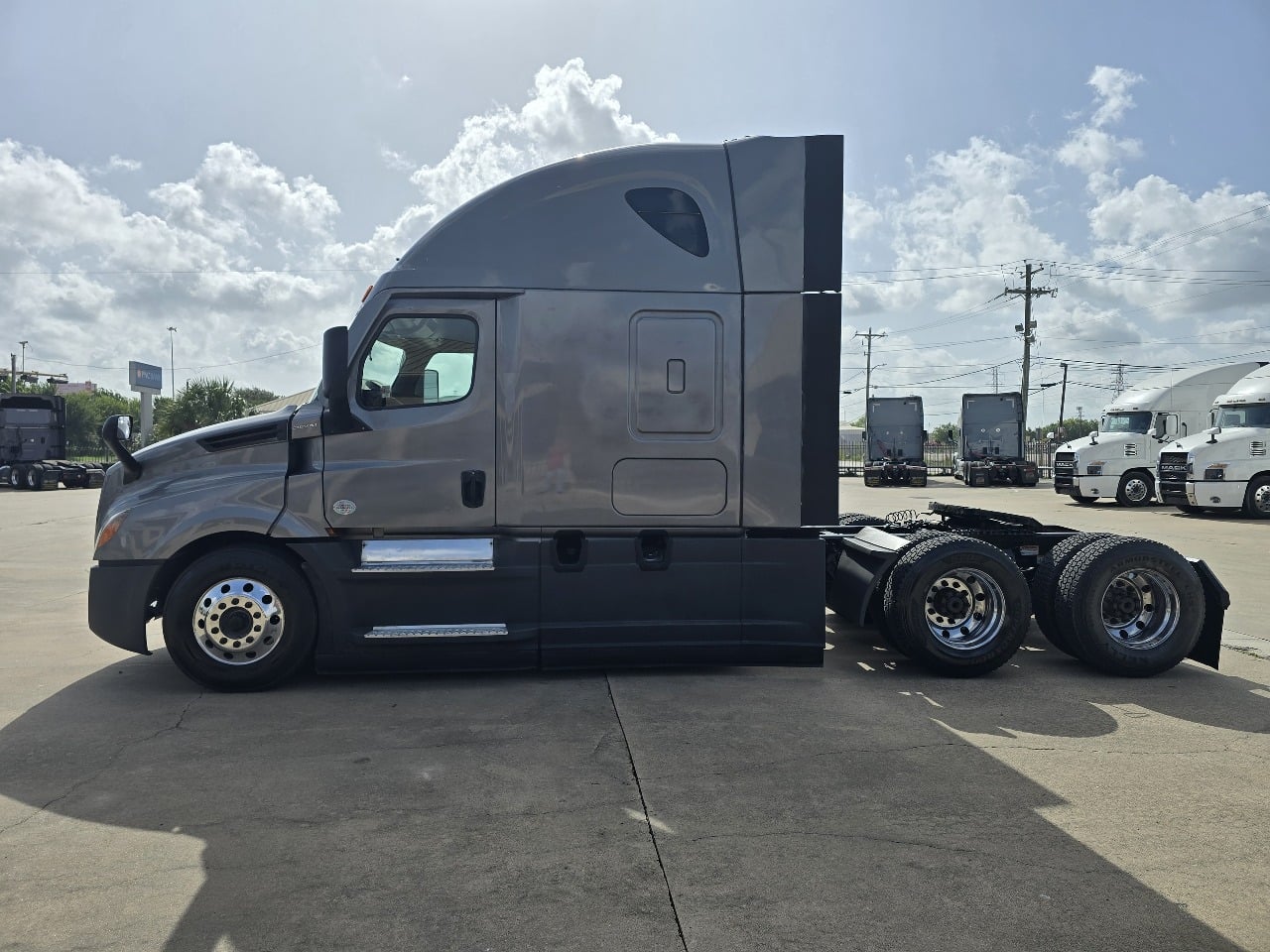 2022 FREIGHTLINER CASCADIA Sleeper #1 2022 FREIGHTLINER CASCADIA Sleeper #1