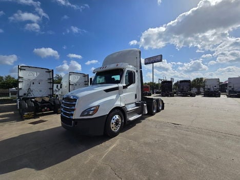 2020 FREIGHTLINER CASCADIA Daycab #3876 2020 FREIGHTLINER CASCADIA Daycab #3876