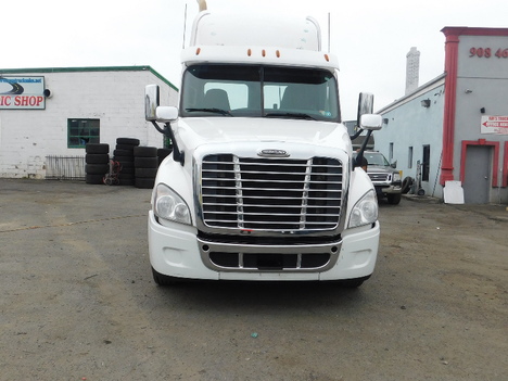USED 2016 FREIGHTLINER CASCADIA TANDEM AXLE DAYCAB TRUCK #1983