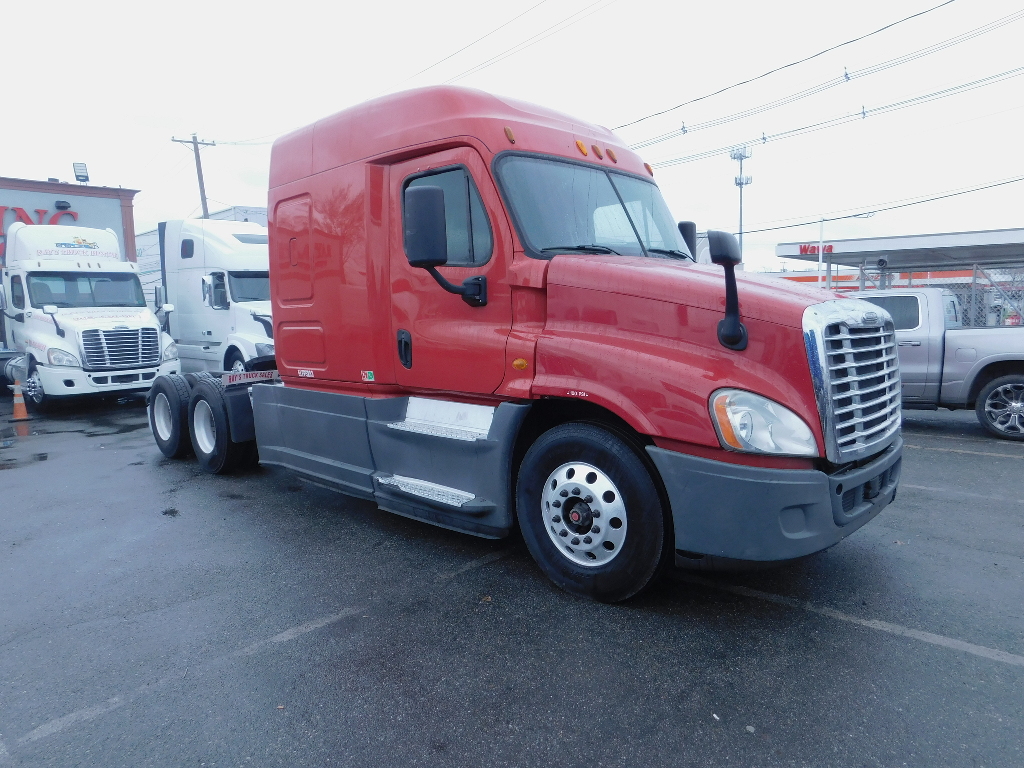 USED 2014 FREIGHTLINER CASCADIA TANDEM AXLE DAYCAB TRUCK #2047
