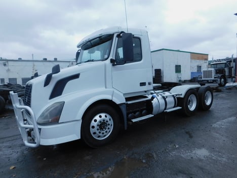 USED 2013 VOLVO VNL-300 TANDEM AXLE DAYCAB TRUCK #2048