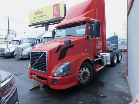 USED 2014 VOLVO VNL-300 TANDEM AXLE DAYCAB TRUCK #2049