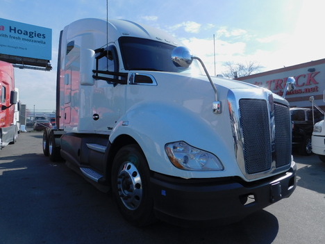 USED 2016 KENWORTH T-680 TANDEM AXLE SLEEPER TRUCK #2110