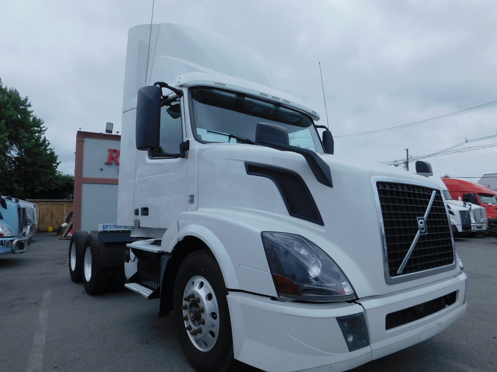 USED 2015 VOLVO VNL64T300 TANDEM AXLE DAYCAB TRUCK #2186