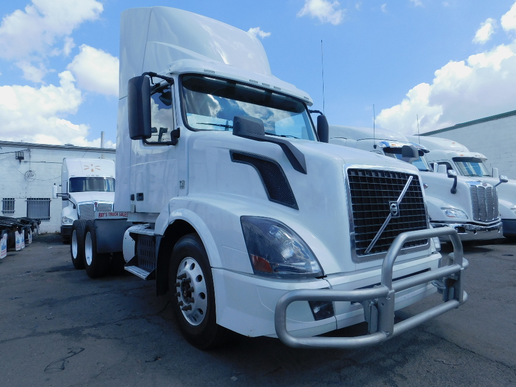 USED 2016 VOLVO VNL TANDEM AXLE DAYCAB TRUCK #2220