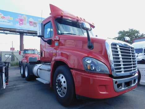2015 FREIGHTLINER CASCADIA Tandem Axle Daycab #2228