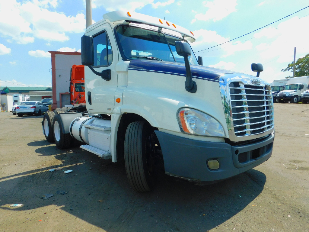 USED 2011 FREIGHTLINER CASCADIA TANDEM AXLE DAYCAB TRUCK #2240