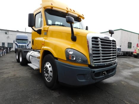 USED 2015 FREIGHTLINER CASCADIA TANDEM AXLE DAYCAB TRUCK #2262
