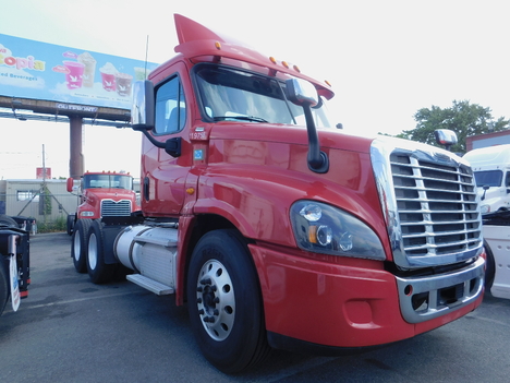 2015 FREIGHTLINER CASCADIA Tandem Axle Daycab #2270