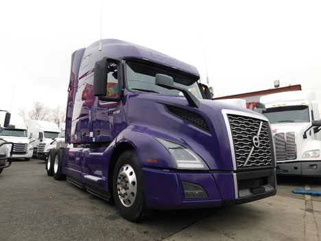 USED 2019 VOLVO 760 TANDEM AXLE SLEEPER TRUCK #2372