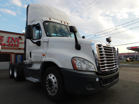 USED 2017 FREIGHTLINER CASCADIA TANDEM AXLE DAYCAB TRUCK #2389