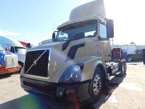 USED 2016 VOLVO VNL TANDEM AXLE DAYCAB TRUCK #2407