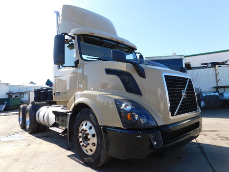 USED 2016 VOLVO VNL TANDEM AXLE DAYCAB TRUCK #2408