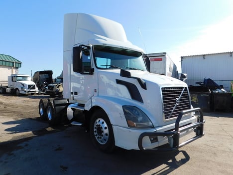USED 2016 VOLVO VNL TANDEM AXLE DAYCAB TRUCK #2414