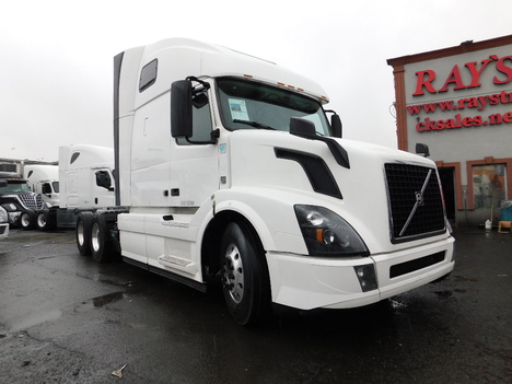 USED 2017 VOLVO VNL TANDEM AXLE SLEEPER TRUCK #2420