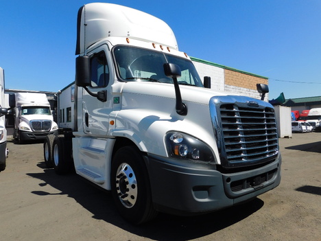 USED 2016 FREIGHTLINER CASCADIA TANDEM AXLE DAYCAB TRUCK #2443