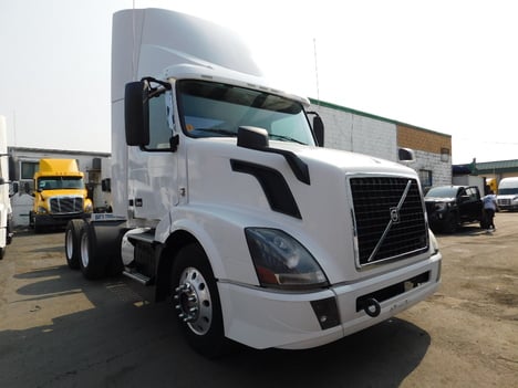 USED 2016 VOLVO VNL TANDEM AXLE DAYCAB TRUCK #2478