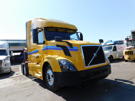 USED 2017 VOLVO VNL TANDEM AXLE SLEEPER TRUCK #2481