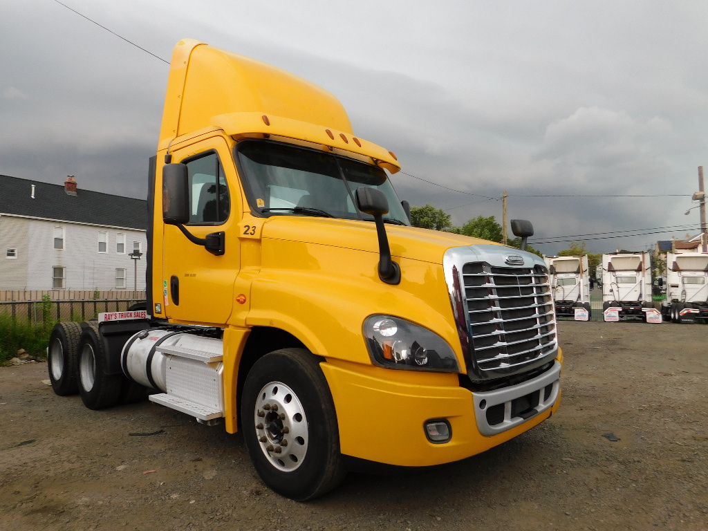 USED 2013 FREIGHTLINER CASCADIA TANDEM AXLE DAYCAB TRUCK #2521