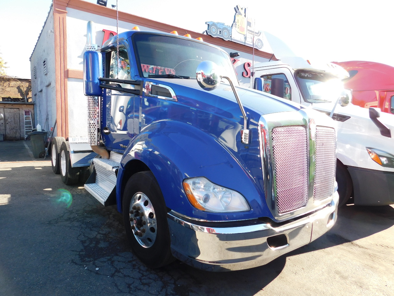 USED 2016 KENWORTH T-680 TANDEM AXLE DAYCAB TRUCK #2581
