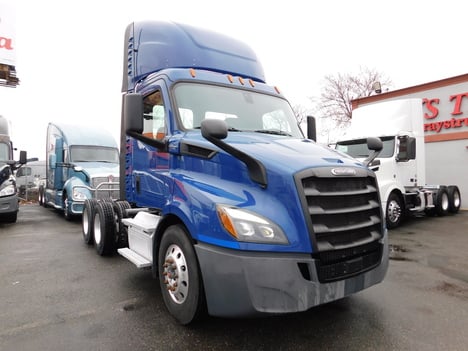USED 2019 FREIGHTLINER CASCADIA TANDEM AXLE DAYCAB TRUCK #2613