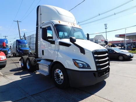 USED 2020 FREIGHTLINER CASCADIA TANDEM AXLE DAYCAB TRUCK #2700