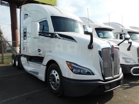 2022-kenworth-t-680-tandem-axle-sleeper #3089