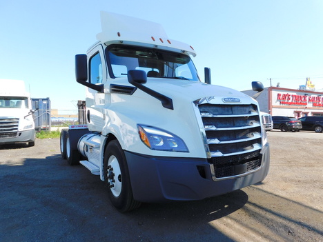 2018 FREIGHTLINER CASCADIA Tandem Axle Daycab #3126