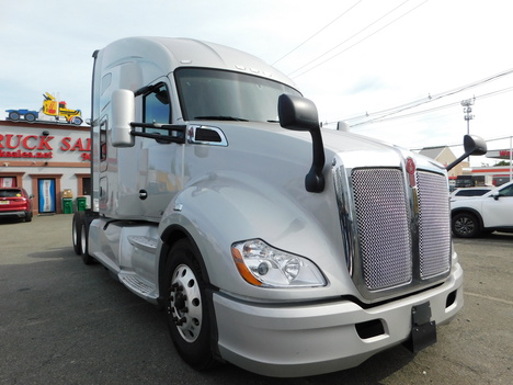 2022-kenworth-t-680-tandem-axle-sleeper #3152