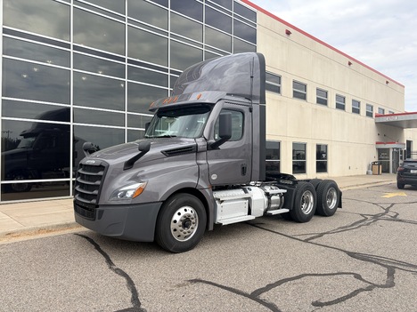 2022 FREIGHTLINER CASCADIA 126 Tandem Axle Daycab #1830