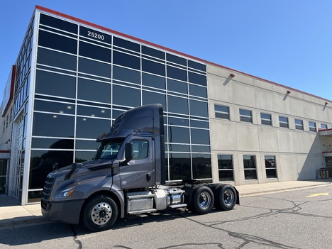 2022 FREIGHTLINER CASCADIA 126 Tandem Axle Daycab #1832