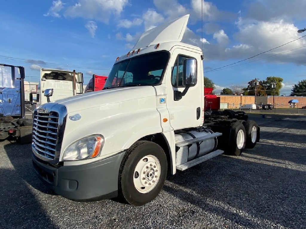 2015 FREIGHTLINER Cascadia Tandem Axle Daycab #1
