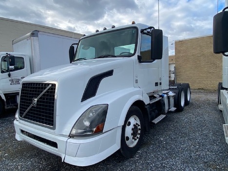 2013 VOLVO VNL64T300 Tandem Axle Daycab