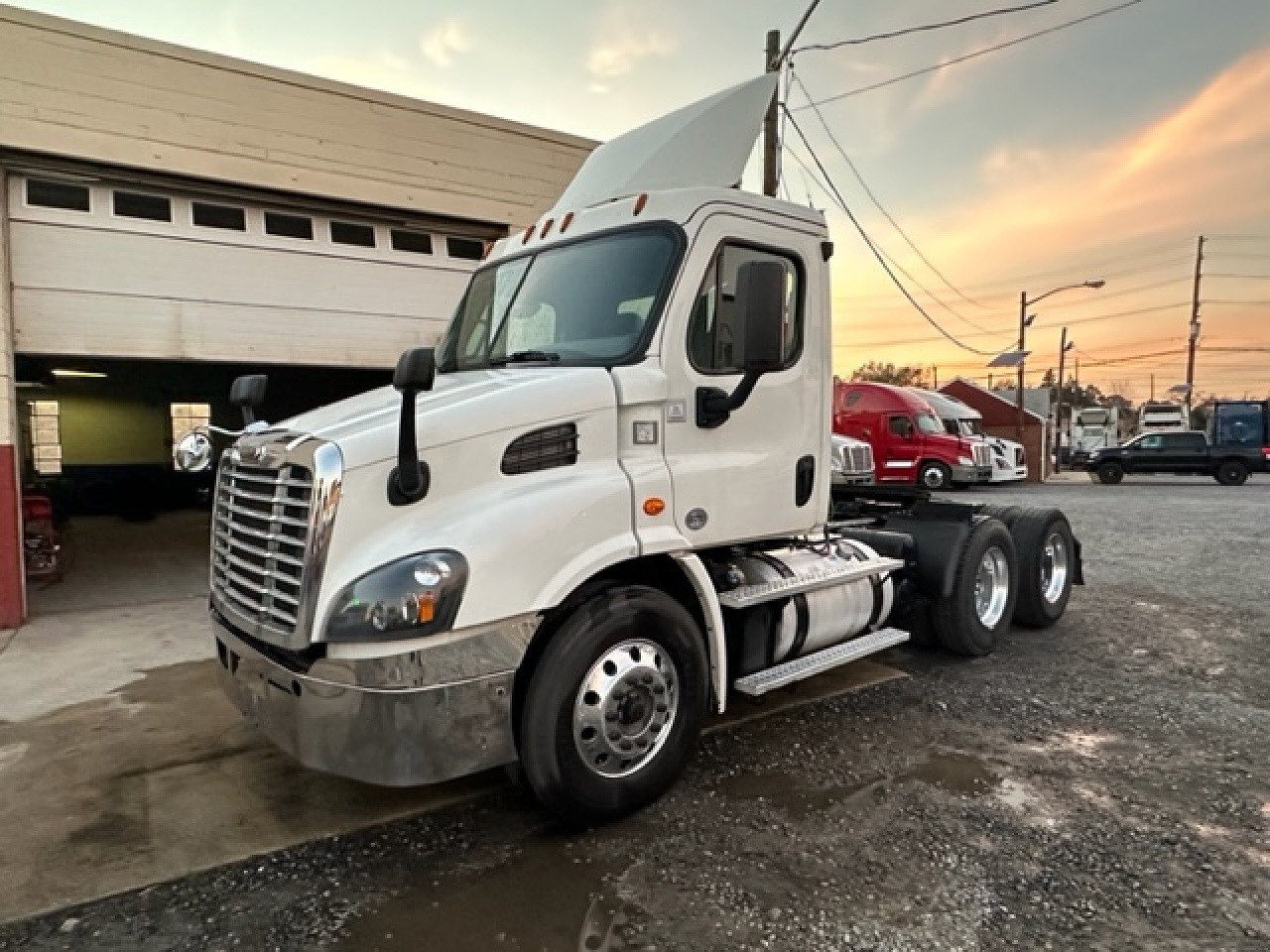 2016 FREIGHTLINER Cascadia Tandem Axle Daycab #1