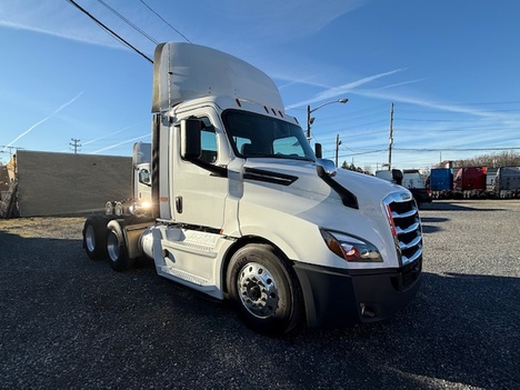 2020 FREIGHTLINER Cascadia Tandem Axle Daycab